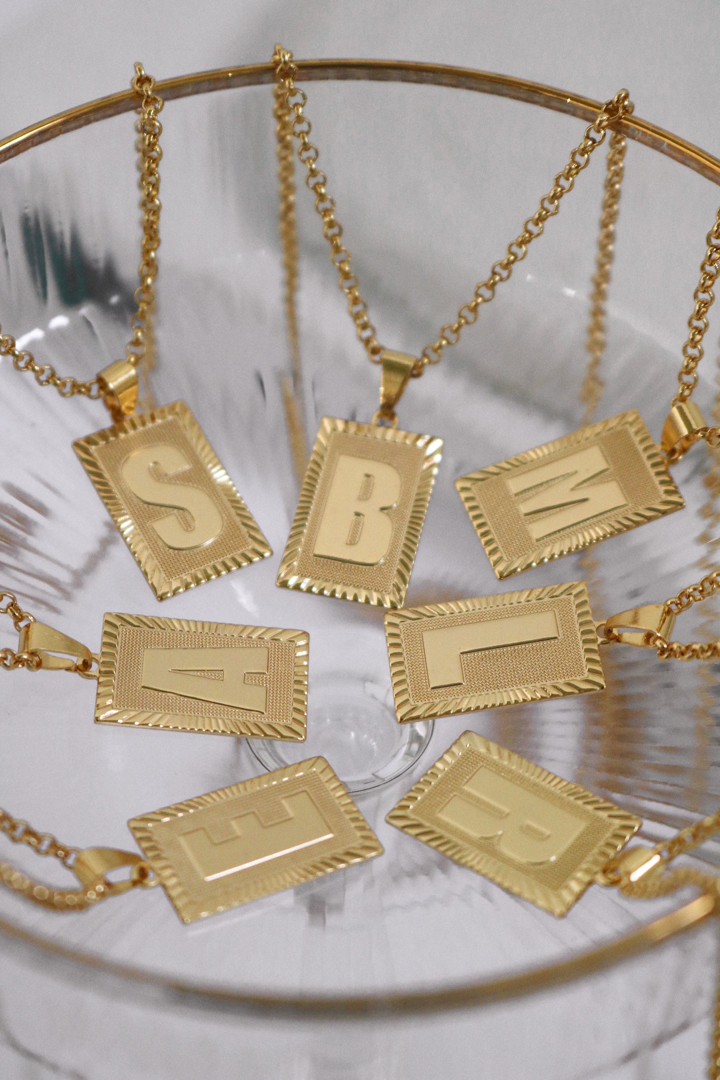 Colar Letra Medalha Dourado