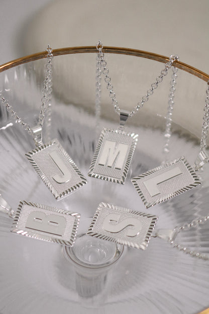 Colar Letra Medalha Dourado