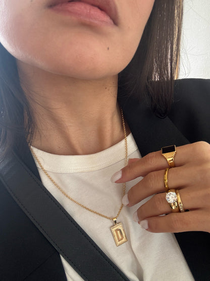 Colar Letra Medalha Dourado